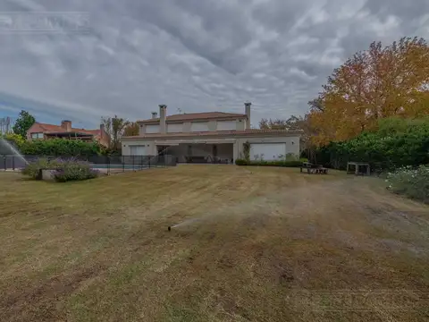 Casa en Venta con 2 cocheras