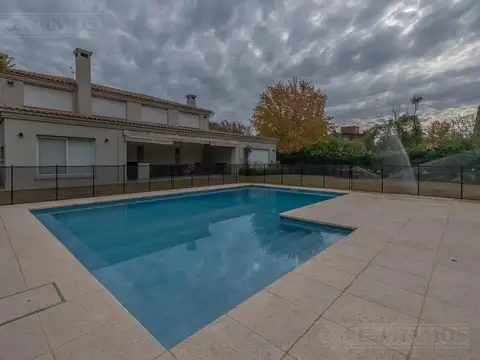 Casa 6 ambientes con 5 baños