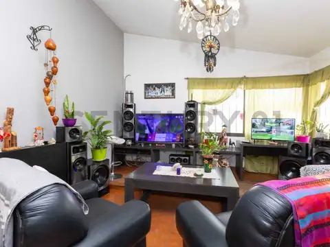 VENTA/PERMUTA CASA QUINTA 3 AMB + 3 DEPTOS 2 AMBIENTES