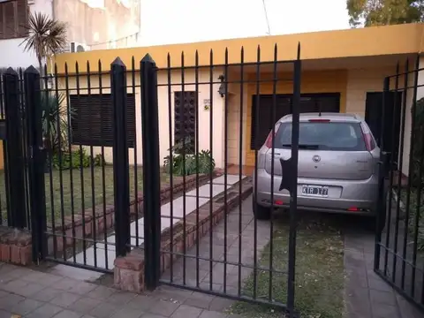 Casa  en Venta ubicado en Castelar, Morón, G.B.A. Zona Oeste - AMA0137_LP545206_8