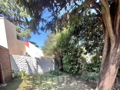 VENTA CASA 4 AMB EN LOTE PROPIO C/ JARDIN Y COCHERA