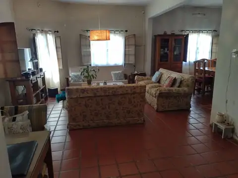 EXCELENTE CASA A LA VENTA EN BANFIELD CALLE BELGRANO 997