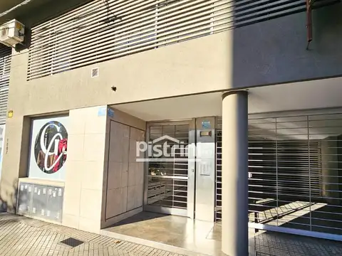 Amplio departamento 1 dormitorio con cochera