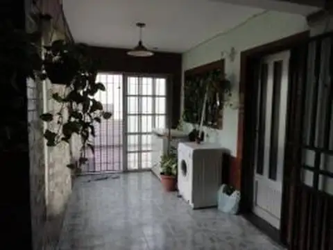 EXCELENTE CASA 6 AMBIENTES OPORTUNIDAD