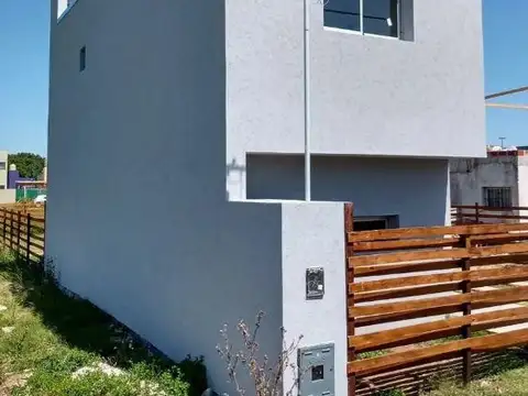 Casa en venta - 2 dormitorios, 2 baños, 1 patio - 396mts2 - Los Hornos [FINANCIADA]