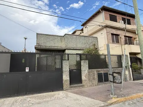 Casa 3 ambientes con Galpón. Lote 10 x 40