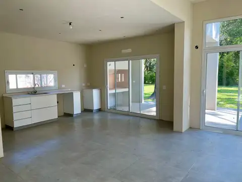 Casa 4 ambientes con 2 baños