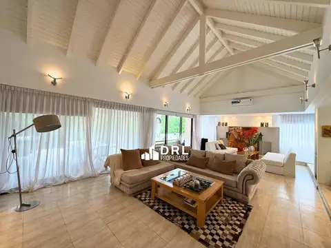 Casa 8 ambientes con 5 baños