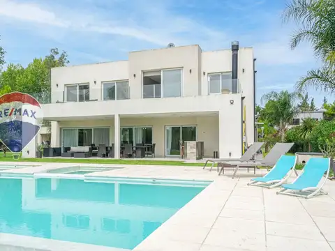 Casa en Venta con 3 cocheras