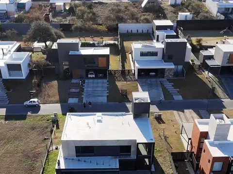 Casa 8 ambientes con 3 baños