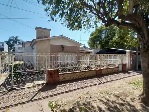 Fisherton, chalet a RECICLAR, 2 dormitorios, pileta, LOTE 485 m2.