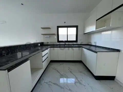 Casa a estrenar de tres dormitorios, se acepta permuta.