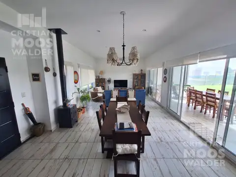 Casa 4 ambientes con 2 baños