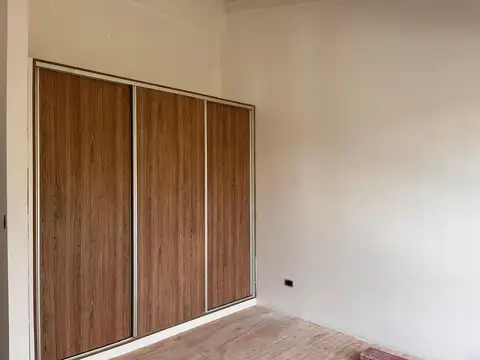 Se entregan equipados, alacena, bajo mesada, placares, horno eléctrico y cocina empotrada a gas.