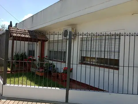 Casa de 3ambientes mas un monoambiente  Prox. Panam