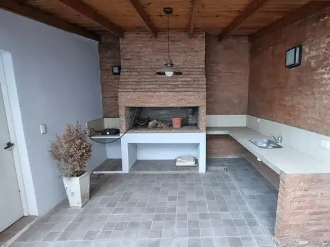 Laprida 3200. Amplia casa con pileta