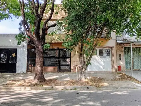 12 ENTRE 74 Y 75, CASA EN VENTA 2 DORMITORIOS + DPTO. 2 DORMITORIOS INDEPENDIENTE.