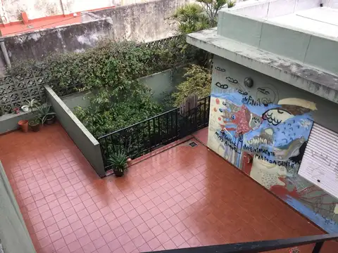 2 PH en block, ambos al frente. Uno en PB y otro en PA. Con 2 patios y gran terraza con quincho.