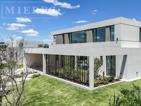 Casa 8 ambientes con 5 baños