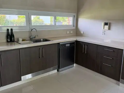 Casa en Alquiler con 5 cocheras