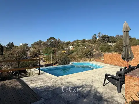 VENTA CASA DE CATEGORÍA DPTO, CON PISCINA, 1.134M² DE LOTE A 15 CUADRAS DEL CUCÚ. B° VILLA DEL LAGO