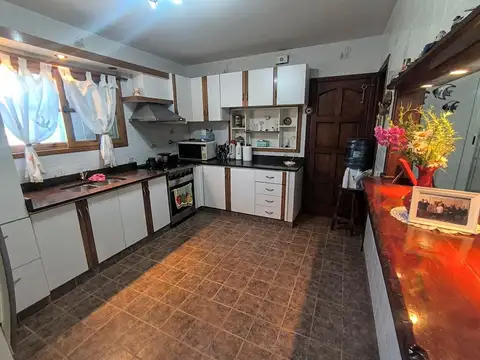 Casa 5 ambientes con 2 baños