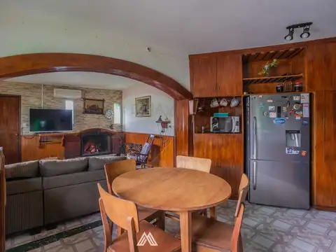 Casa 8 ambientes con 4 baños