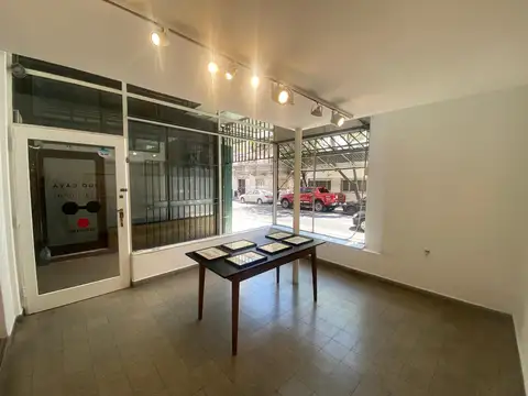 Local comercial en doble altura. Vidriera a la calle