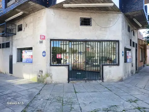 Venta amplio local (85 m²) en esquina