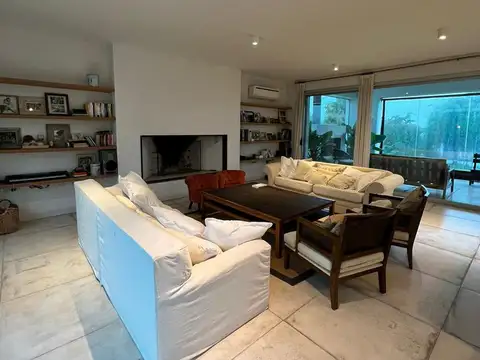 Casa 6 ambientes con 4 baños