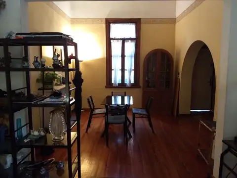 venta casa 6 amb con patio y depto indep en flores