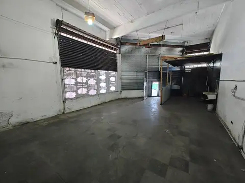 Local comercial en pleno centro de Av. Crovara.