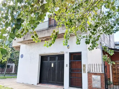 Casa 7 ambientes con 2 baños