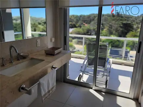 Apartamento en la Brava 3 dormitorios con parrillero y balcón