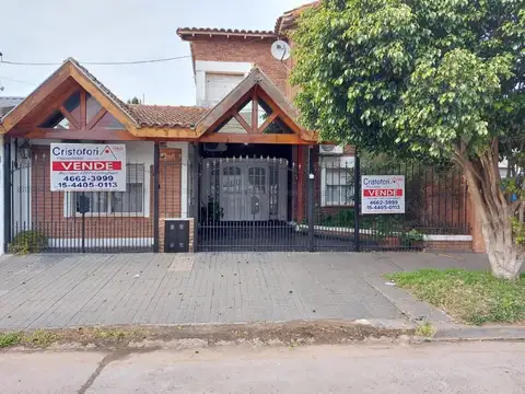 AMPLIO CHALET EN VENTA HURLINGHAM - PARQUE JOHNSTON
