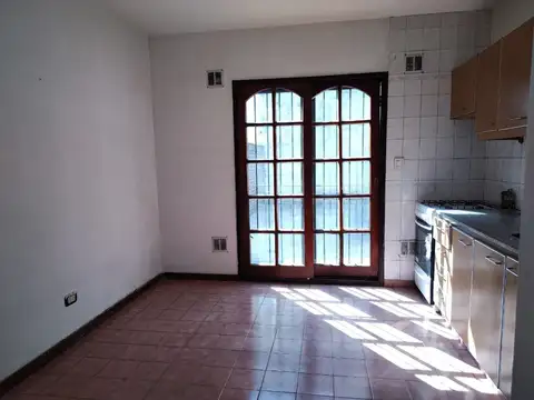 Depto Tipo Casa en Alquiler en Moron, $ 950.000