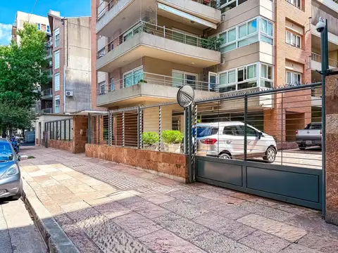 Dos Cocheras Contiguas en Venta en Edificio Laguzzi - Excelente Ubicación en Martínez
