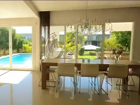 Casa 7 ambientes con 5 baños