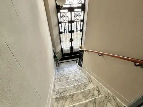 Pasaje la Porteña 100, Piso 1