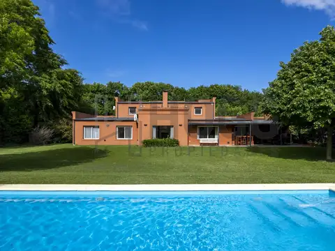 Casa quinta sobre Av. Dr. Duran - San Antonio de Areco