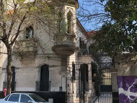Imponente casa de estilo en Alvear y Mendoza