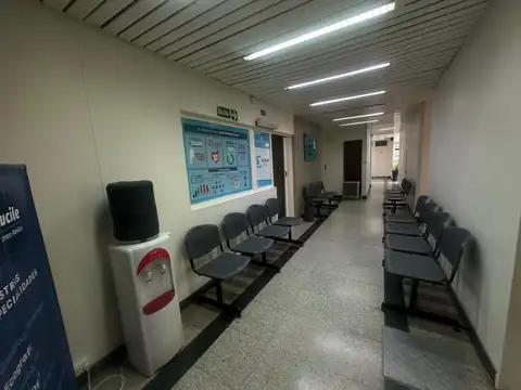 Oficina 3 ambientes con 8 baños