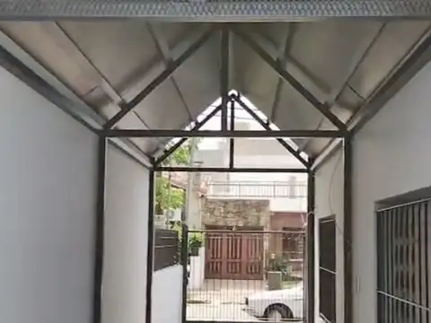 Casa 3 ambientes con garage en Berazategui centro - ALQUILER