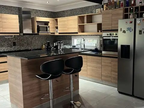 Casa 5 ambientes con 3 baños