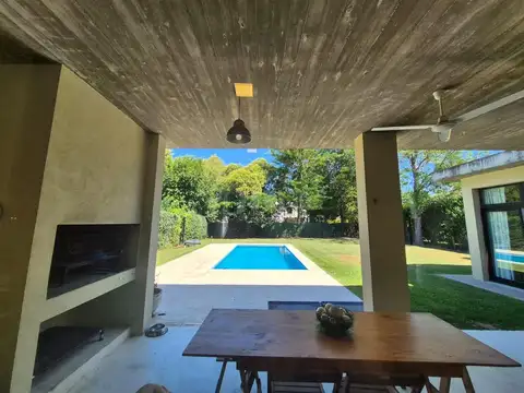 Casa en Venta con 3 cocheras