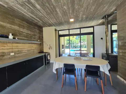 Casa 4 ambientes con 2 baños