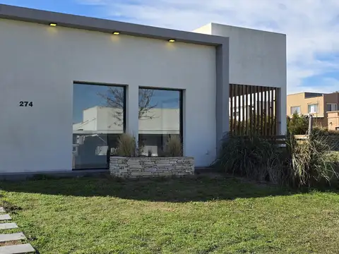 Casa en Venta con 4 cocheras