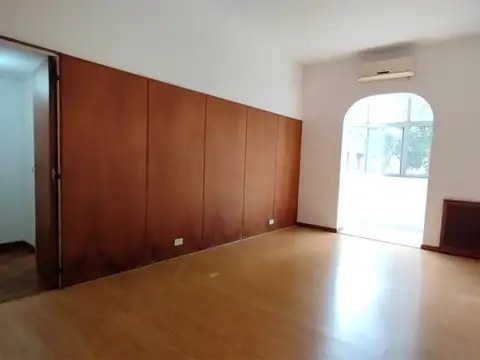 Amplio 3 ambientes con dependencia al contrafrente con vista a pulmón / Zona UADE