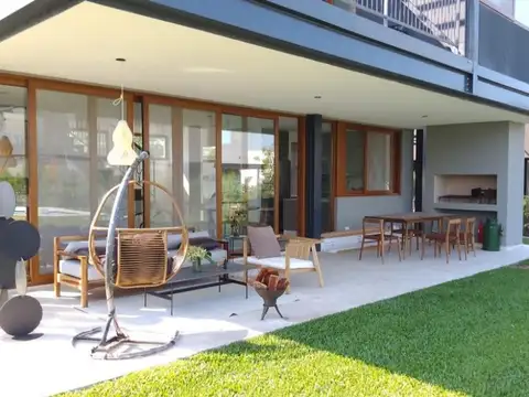 Casa en Venta con 3 cocheras