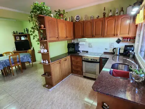 DEPARTAMENTO 4 AMBIENTES FRENTE - 1° PISO POR ESCALERA - BALCON - PATIO - QUINCHO -